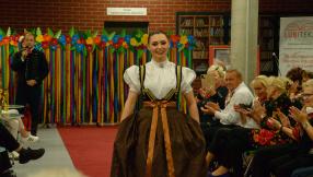 pokaz mody folklorystycznej- Noc bibliotek "Folk na tak"