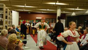 pokaz mody folklorystycznej- Noc bibliotek "Folk na tak"